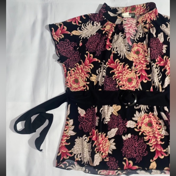 J.T.B. Petite Floral Print Y2K Short Sleeve Blouse w/ Buckle & Tie Strap - Picture 2 of 8